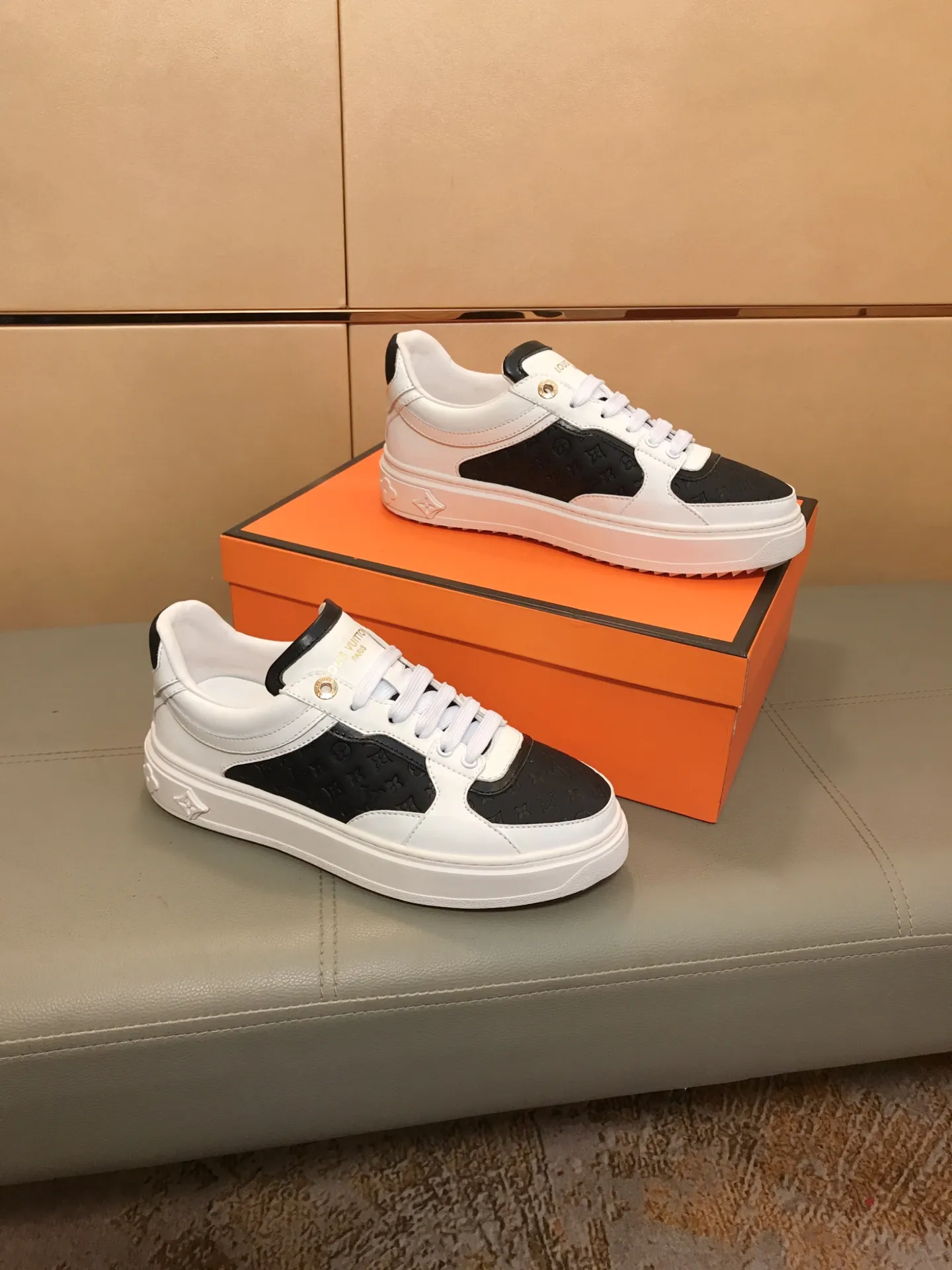 Ex-factory price 400 🔥🔥 New model on the market [LV Louis Vuitton] The latest high-quality men's casual shoes, European and American trends 🔰 Perfectly blend noble quality and fashionable texture 💋💋 The upper is made of imported cowhide + brand embossing, sheepskin lining, the overall fashion personality is set off to set off your uniqueness! Classic style, cool and stylish trendy male image🌹 38-44👣